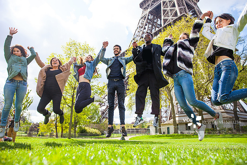 在巴黎参观的大学生们与老师和教授图片素材