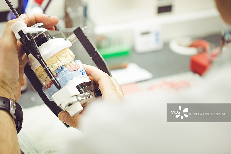 牙医制作假牙特写图片素材