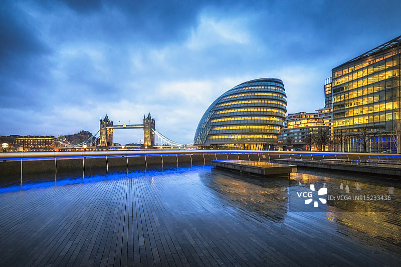 伦敦市政厅和塔桥图片素材