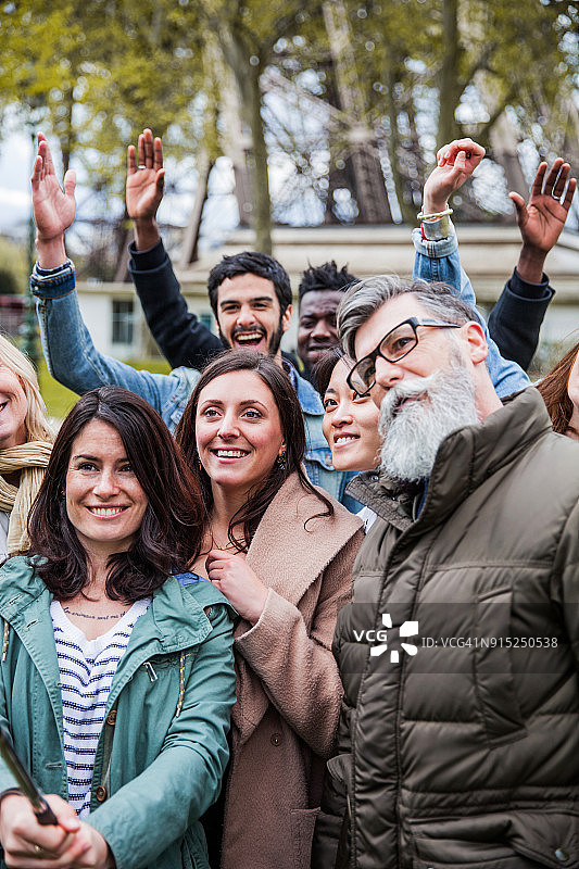在巴黎参观的大学生们与老师和教授图片素材