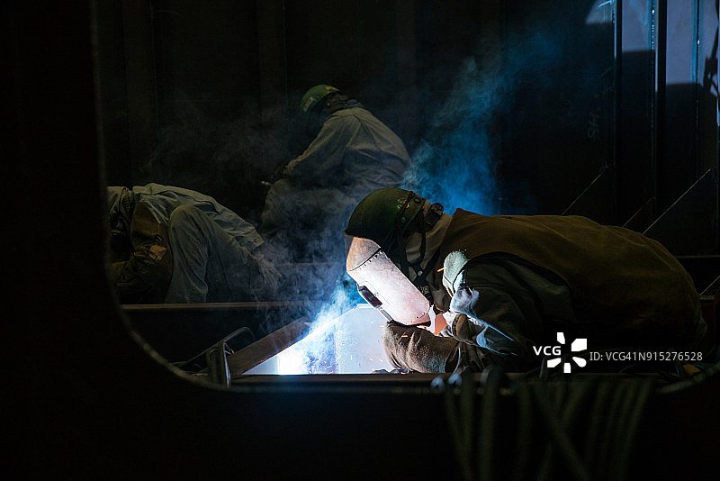 造船厂的焊接工人图片素材
