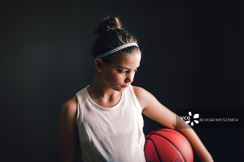 手拿篮球的严肃女孩图片素材