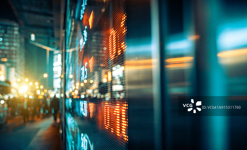 金融股市数字与城市灯光倒影图片素材