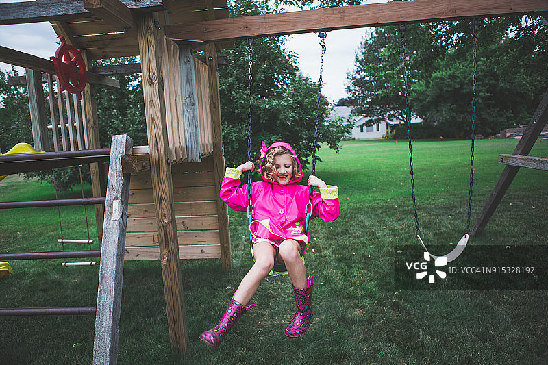 雨天女孩荡秋千图片素材