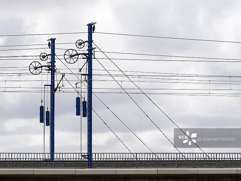 西班牙巴伦西亚AVE高速列车桥梁铁路轨道和电塔图片素材