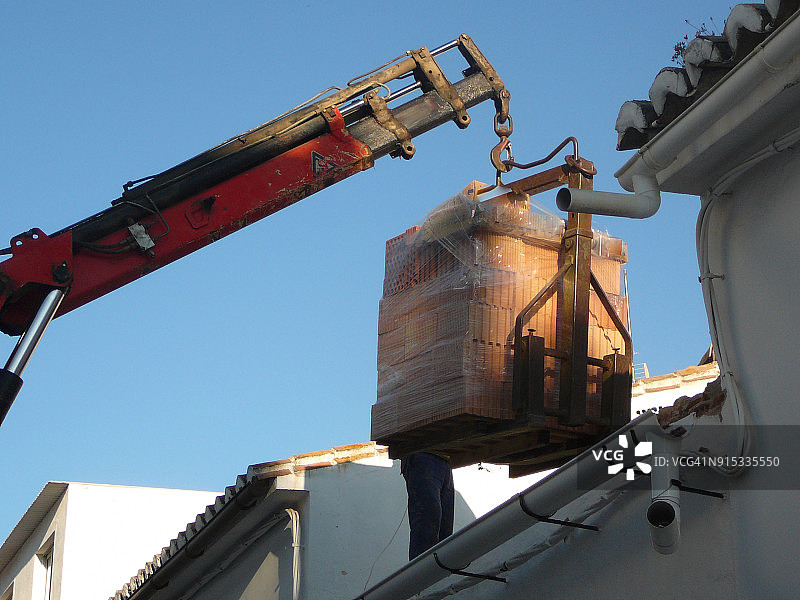 搬运屋顶瓦片图片素材