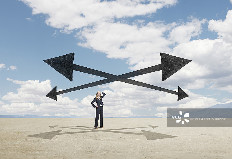 商务女性寻找方向时指向各个方向的箭头图片素材