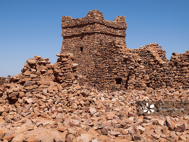 撒哈拉沙漠中世纪废墟古城中的古老尖塔：毛里塔尼亚阿德拉尔区的瓦丹图片素材