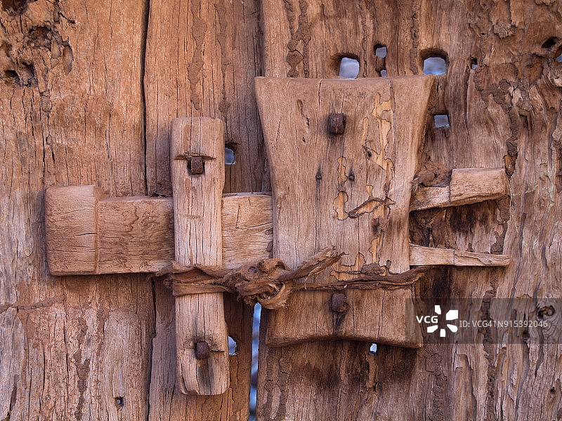 毛里塔尼亚瓦达内古老的传统木门锁图片素材