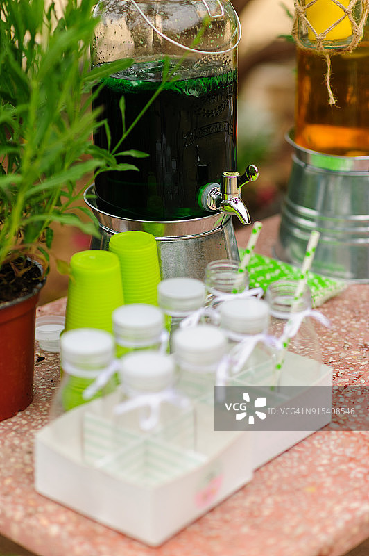 装有绿色苏打水的容器图片素材