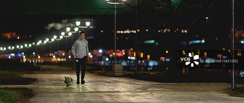 慢跑者和狗在户外跑步图片素材