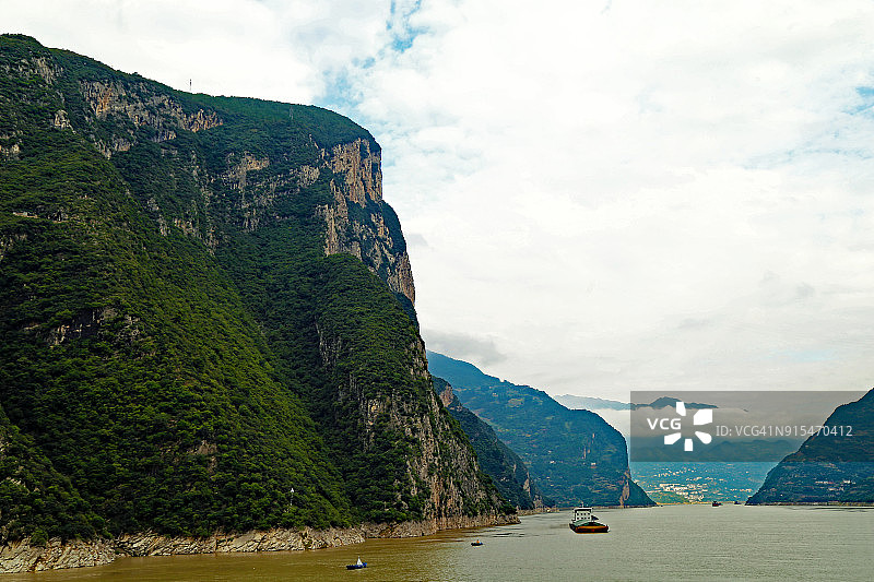 船只通过长江西陵峡三峡图片素材