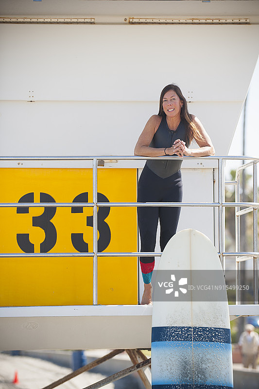 救生塔上的成年女性冲浪者肖像图片素材