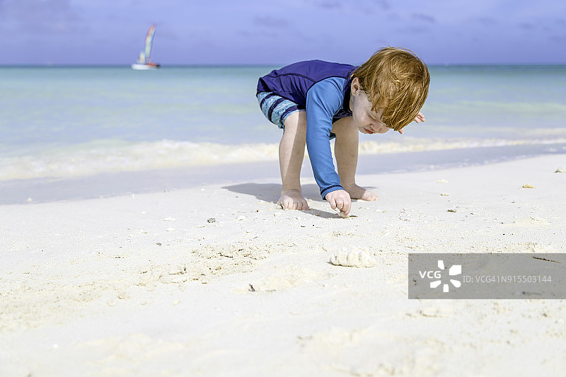 在古巴卡约可可热带海滩上玩耍的男婴图片素材