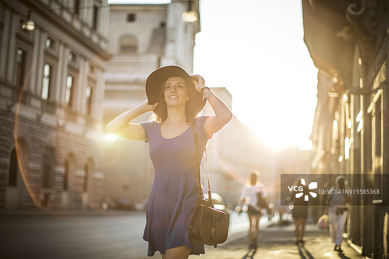 在罗马旅行的孤独女人图片素材