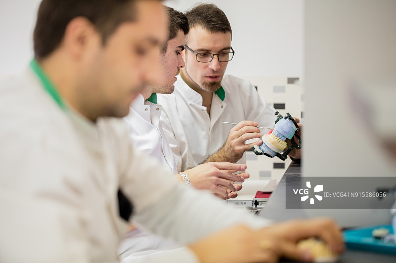 牙科技师正在检查假牙图片素材