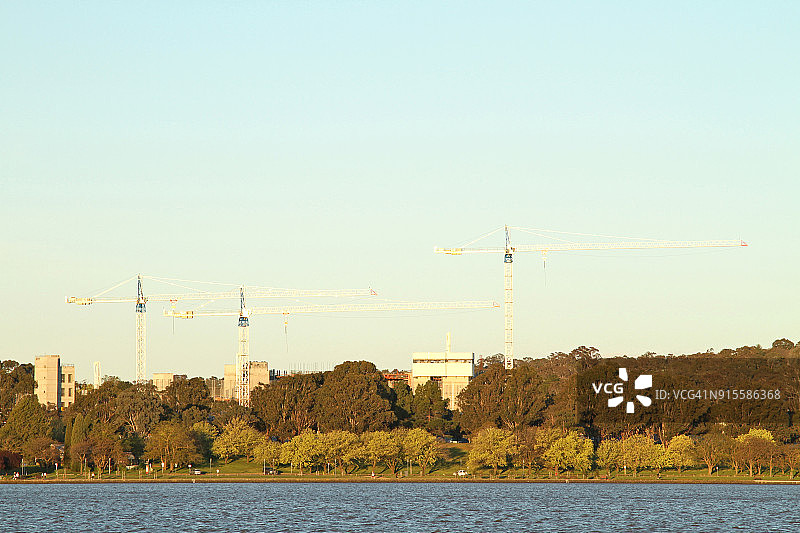 建筑工地上的塔吊图片素材