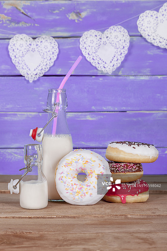 翻盖瓶装牛奶和甜甜圈图片素材
