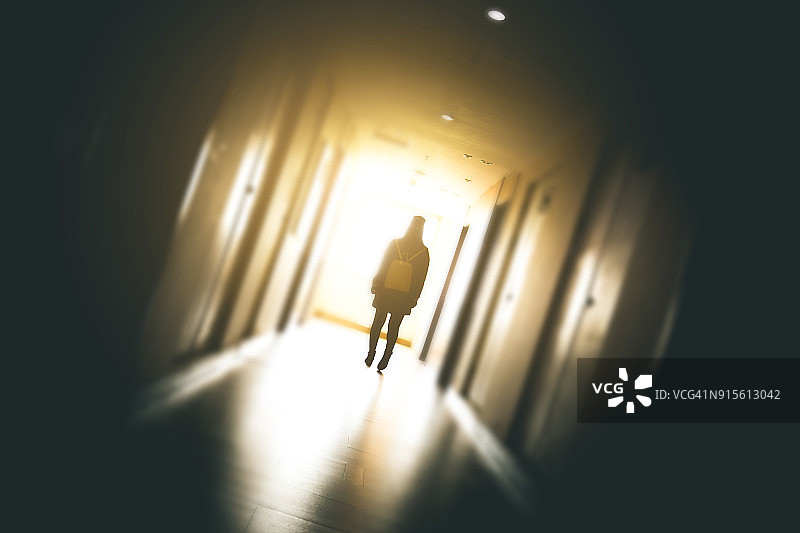 走向窗户的年轻女人图片素材