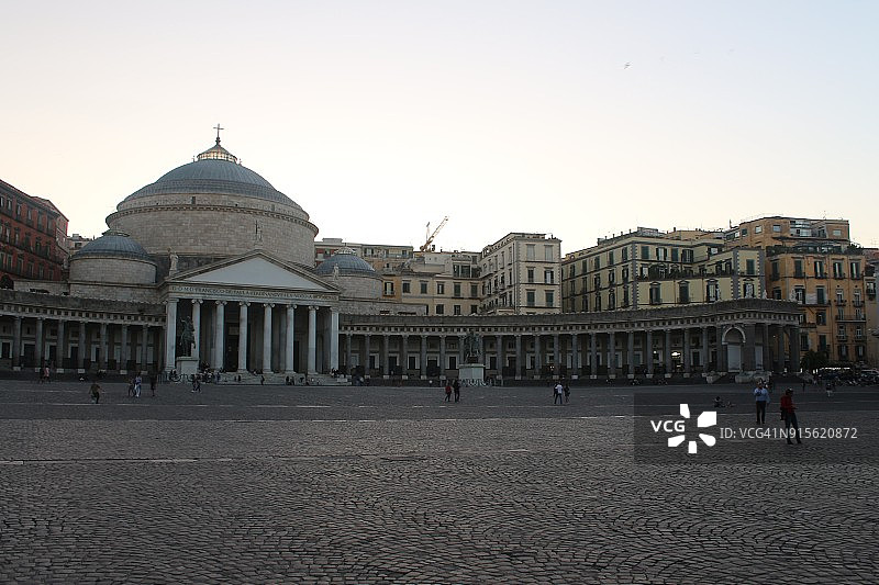 意大利坎帕尼亚那不勒斯平民表决广场的圣弗朗西斯科-迪-保拉大教堂，2017年10月图片素材