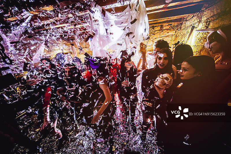 在万圣节主题派对上庆祝万圣节的年轻人图片素材