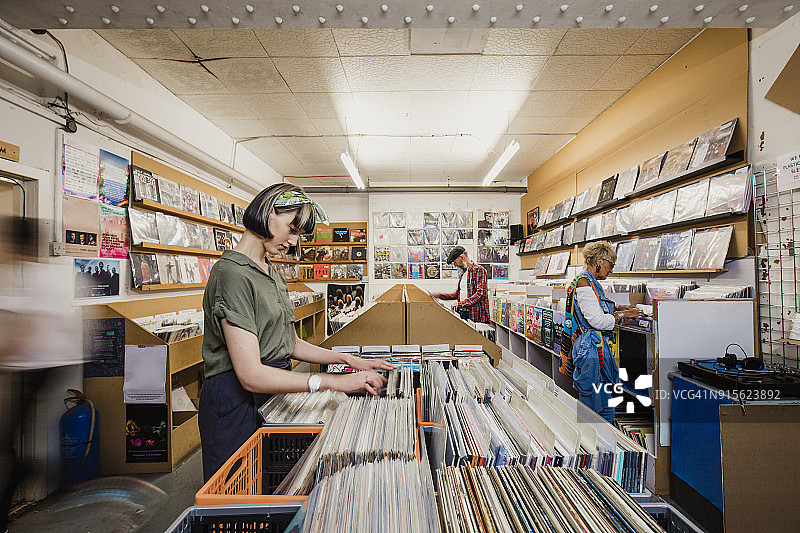 在黑胶唱片店购物图片素材