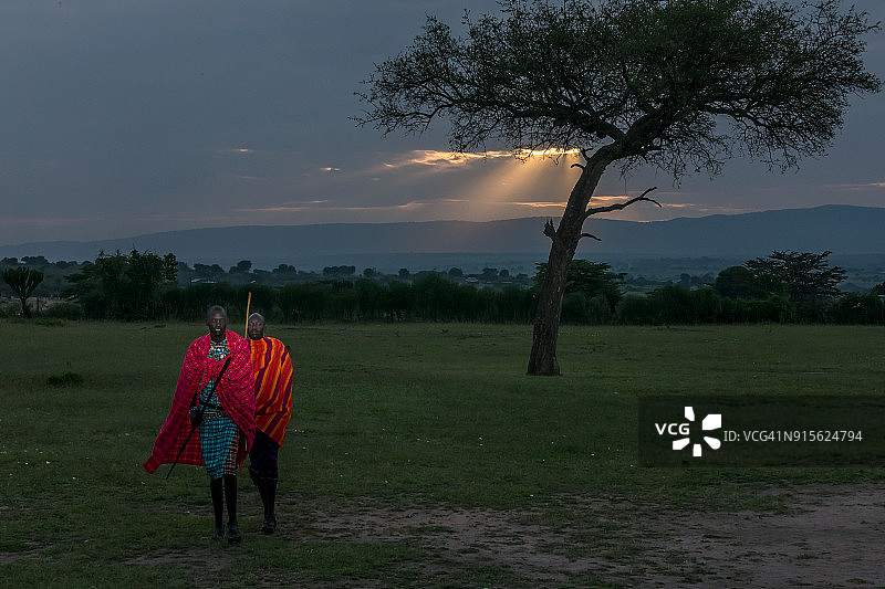 日出时的非洲马赛战士图片素材