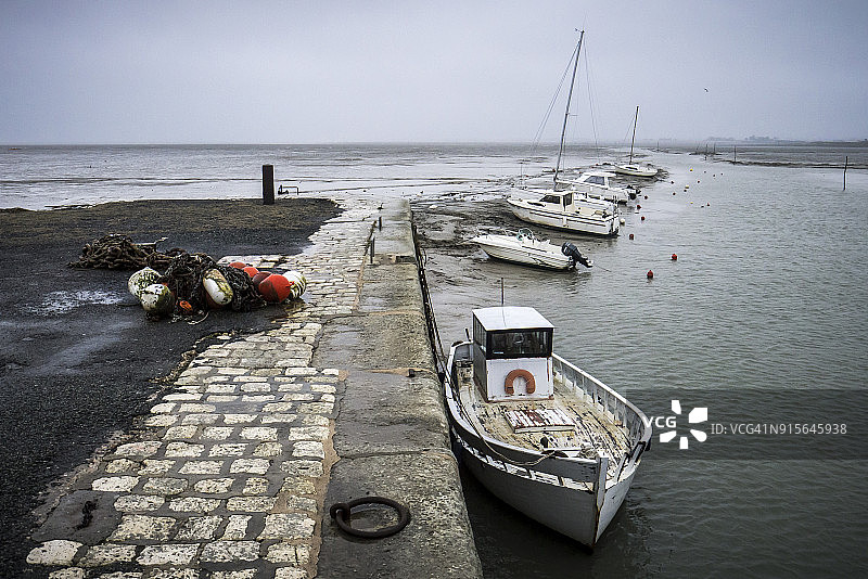 法国雷岛卢瓦港口船只图片素材