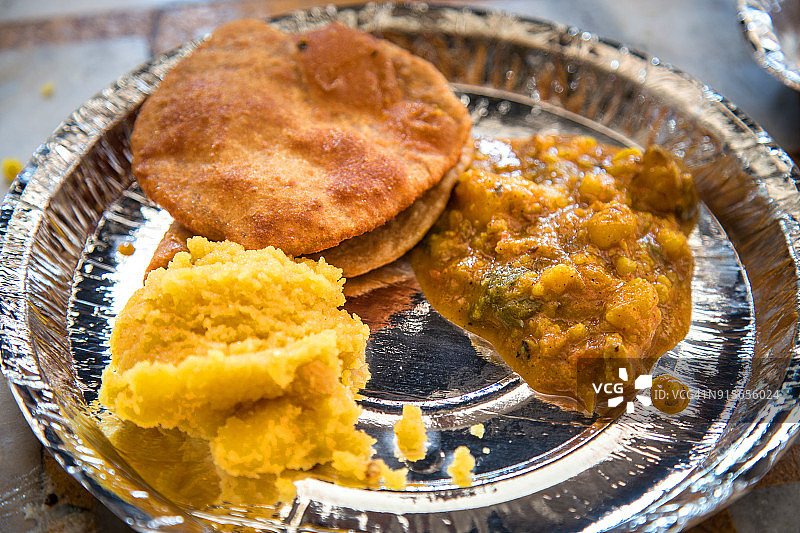 马萨拉土豆咖喱配普里和哈尔瓦特写图片素材