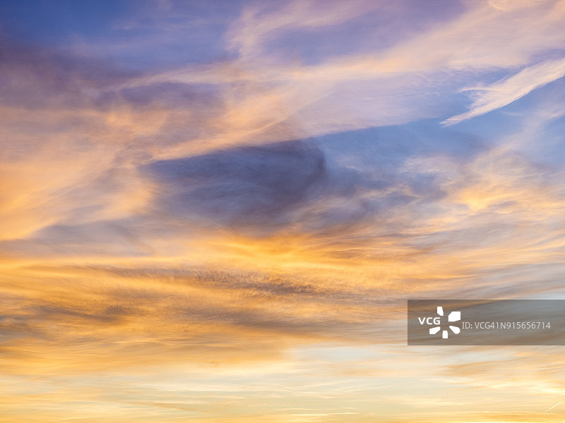 日落时分西班牙瓦伦西亚的彩色云霞图片素材