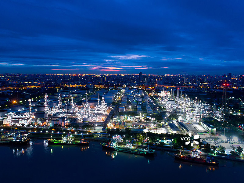 泰国曼谷：炼油厂和石化厂的黄昏鸟瞰图片素材