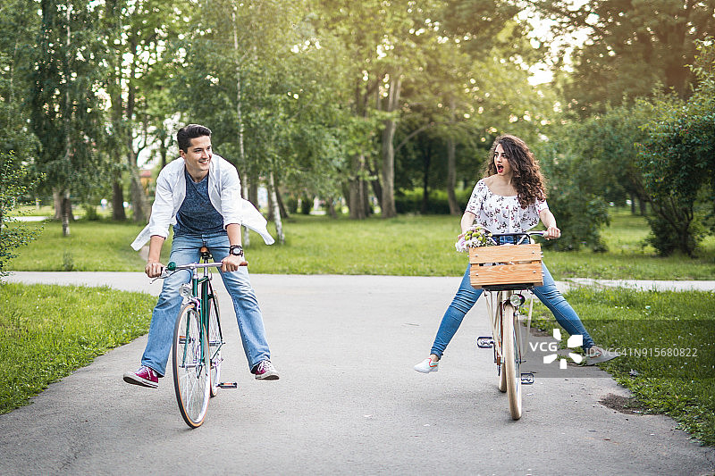 快乐情侣骑自行车游玩图片素材