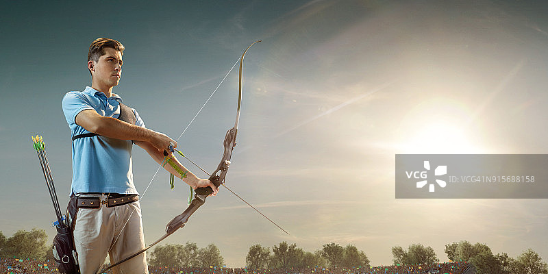 日落时分，男性弓箭手用长弓射箭图片素材