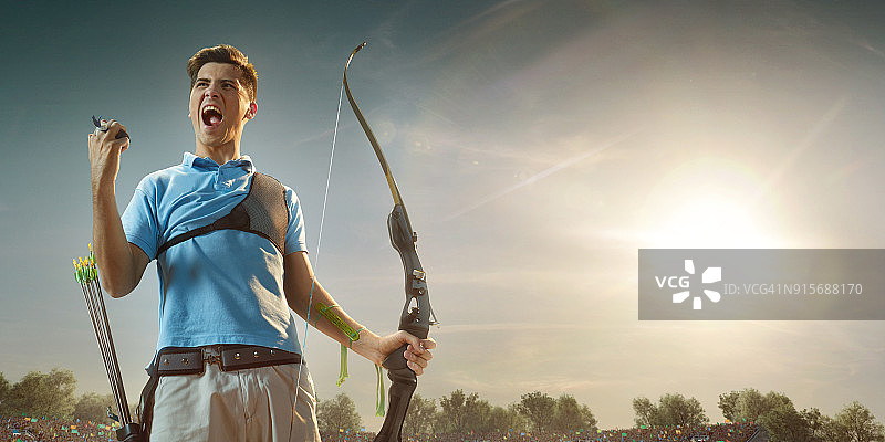 男弓箭手在专业赛场上庆祝胜利图片素材