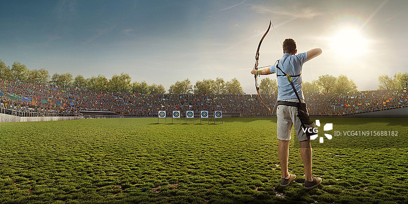 日落时分，男性弓箭手用长弓射箭图片素材
