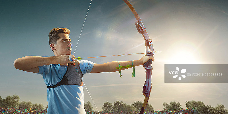 日落时分，男性弓箭手用长弓射箭图片素材