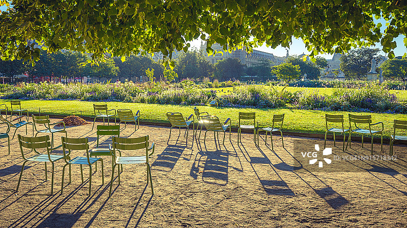 巴黎杜乐丽花园的夏季假日休闲椅，法国图片素材
