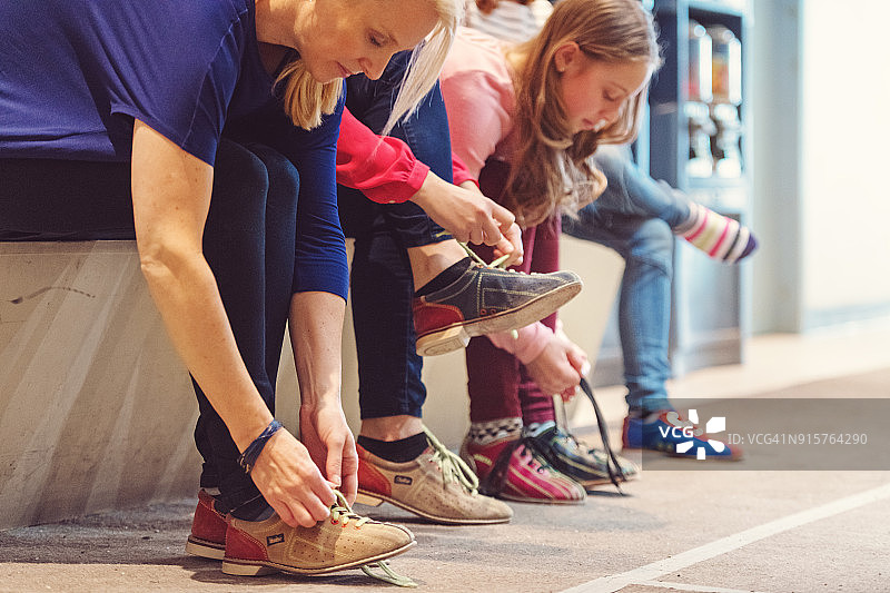 在保龄球馆的女孩们图片素材