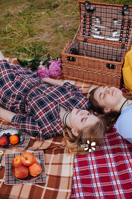 两个女孩在野餐毯上小憩图片素材