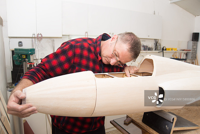木匠制作飞机模型图片素材