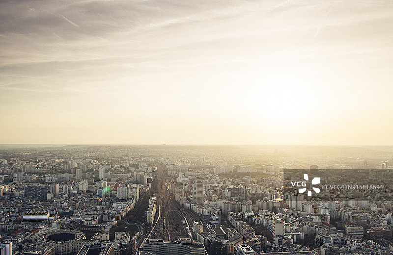 巴黎日落时分的城市鸟瞰图片素材