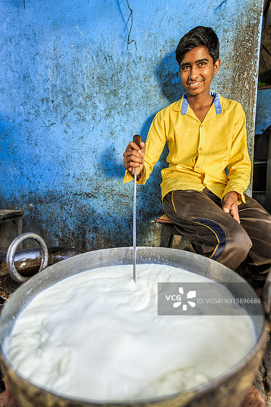 印度斋浦尔街头小吃商贩在准备食物图片素材