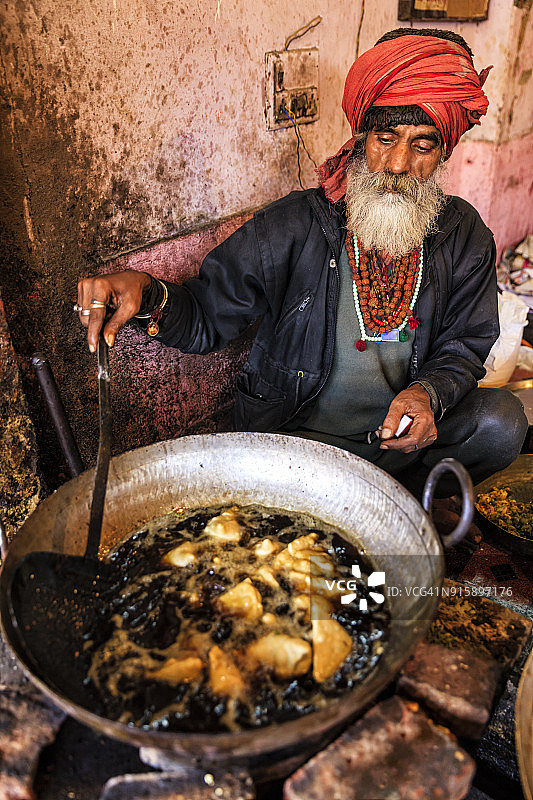 印度斋浦尔街头小吃商贩在准备食物图片素材