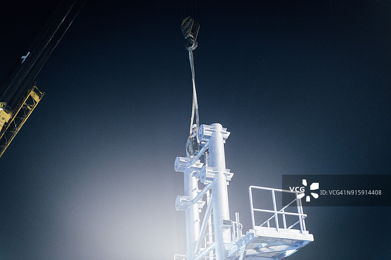 起重机吊起柱子图片素材