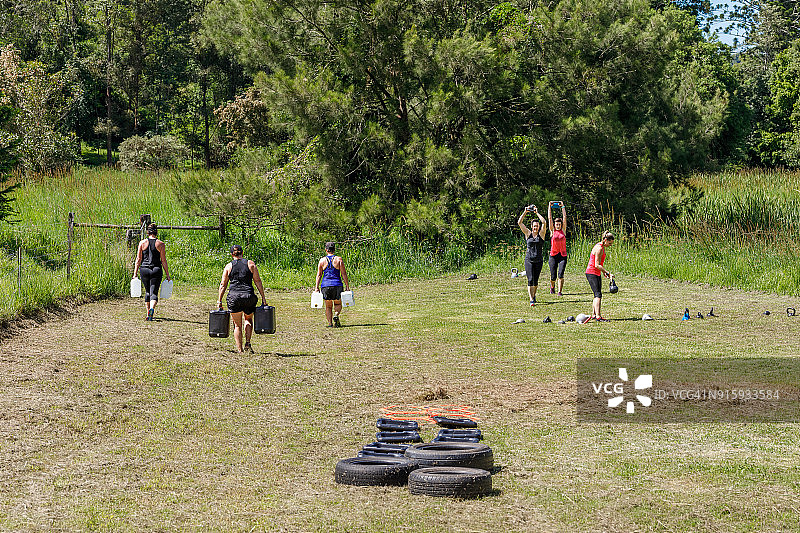 户外训练中举重的女性图片素材