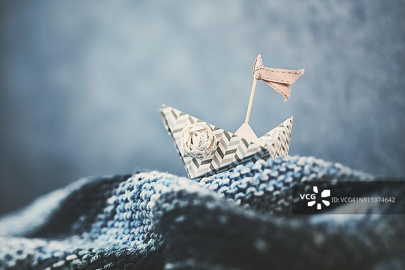 手工折纸船在手工纸浪上图片素材