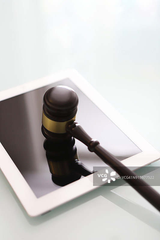 法槌与平板电脑图片素材