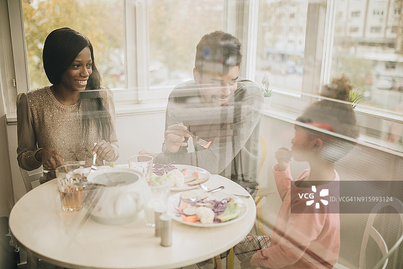 在家享用健康午餐的年轻非裔美国家庭图片素材