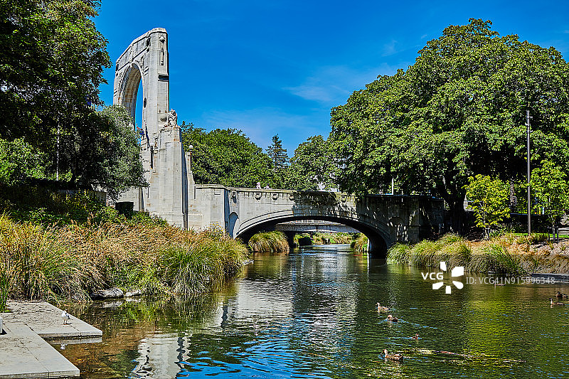 新西兰基督城，雅芳河上的纪念桥人行桥图片素材