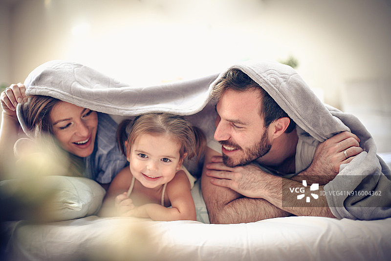 在毯子下的欢乐时光图片素材